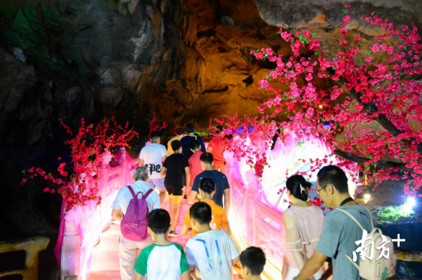 鵲橋布置好3天時(shí)間，已有1萬(wàn)多名游客來(lái)游玩體驗(yàn)。