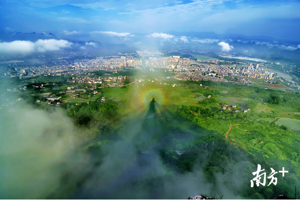 巾峰佛光。劉志成 攝