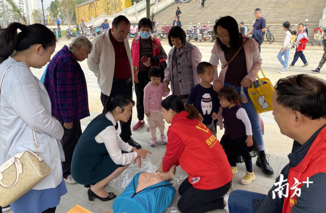 急救知識示范普及。