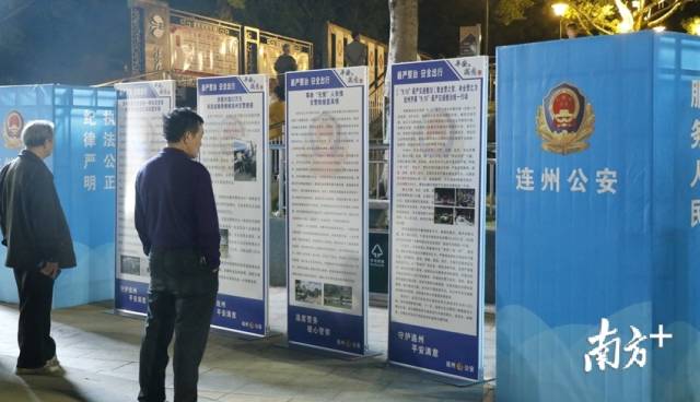 群眾觀看宣傳展板。段燦 攝