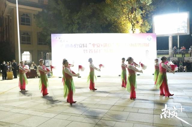 巡展特別增加了廣場舞表演賽內容，吸引了近50支隊伍參加。段燦 攝