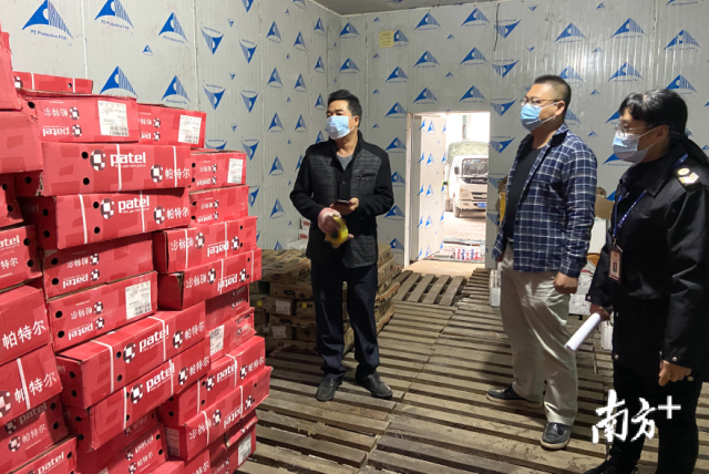 連州市市場監(jiān)督管理局局長吳飄揚對市區(qū)內(nèi)儲存進口冷凍肉產(chǎn)品的冰庫進行監(jiān)督檢查。