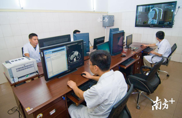 6個(gè)中心能讓鎮(zhèn)鄉(xiāng)的群眾實(shí)現(xiàn)在鎮(zhèn)衛(wèi)生院看病，一樣能享受到市區(qū)醫(yī)院的優(yōu)質(zhì)服務(wù)，實(shí)現(xiàn)讓數(shù)據(jù)多跑腿、群眾少跑腿。