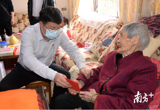 在黃廣珍家，唐慶衛(wèi)對(duì)老人噓寒問暖，送上慰問金，向老人拜個(gè)早年。黃津 攝