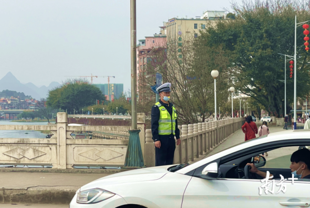 上午7點30分，連州市公安民警吳常超就來到了南門橋頭，開始了一天的交通路口站崗工作。