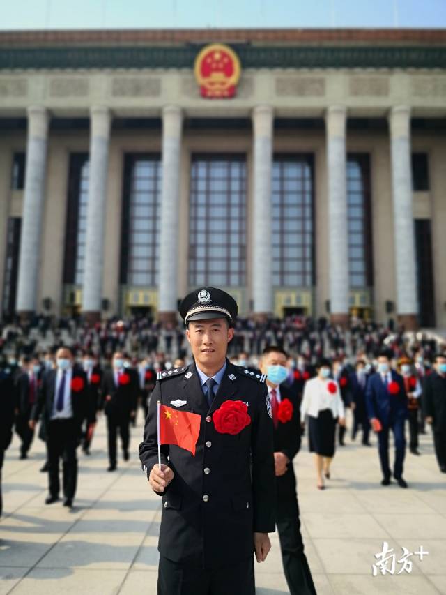 連州市瑤安鄉(xiāng)大營村駐村第一書記兼扶貧工作隊隊長、清遠市公安局交警支隊高速七大隊教導(dǎo)員黃智勇獲授“全國脫貧攻堅先進個人”稱號。圖片由受訪者提供