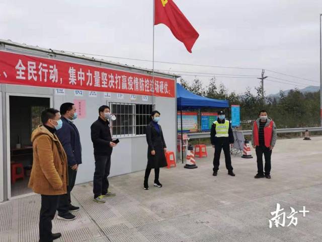 譚麗在西岸指導疫情防控宣傳工作。