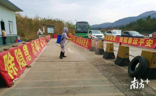 對(duì)省交界鳳頭嶺檢測(cè)點(diǎn)進(jìn)行消毒。