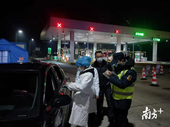 醫(yī)務(wù)、交警等人員在防控點(diǎn)24小時(shí)值守。