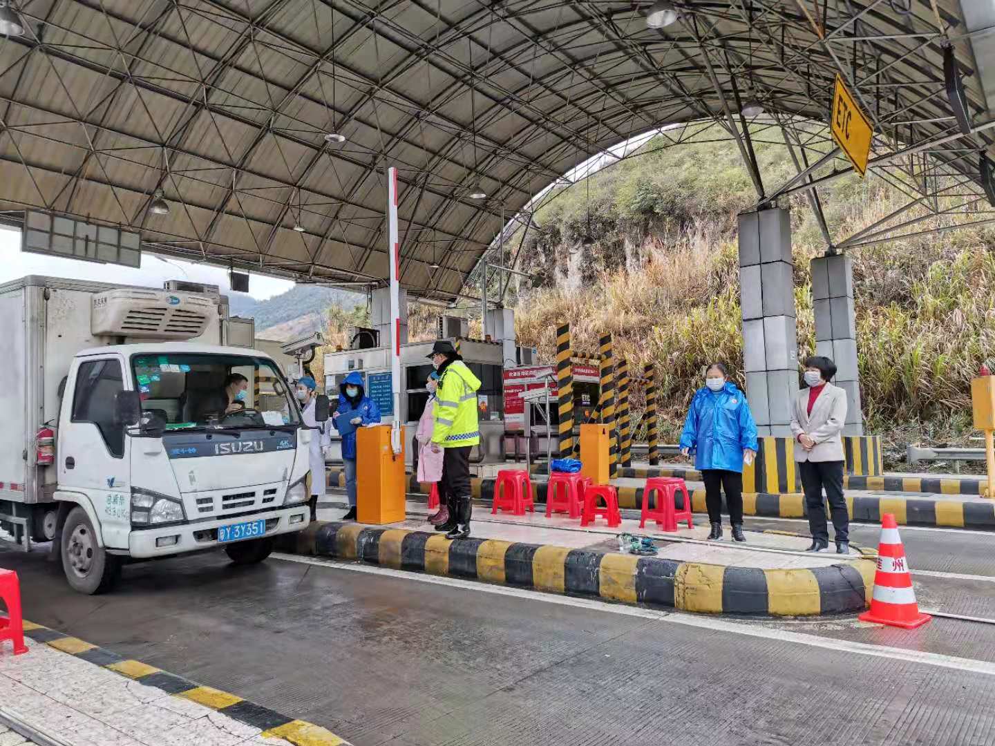 水足塘檢查站：值守人員對過往車輛、人員進行排查