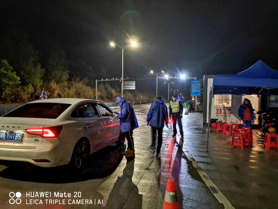 值守人員對過往車輛、人員進行排查