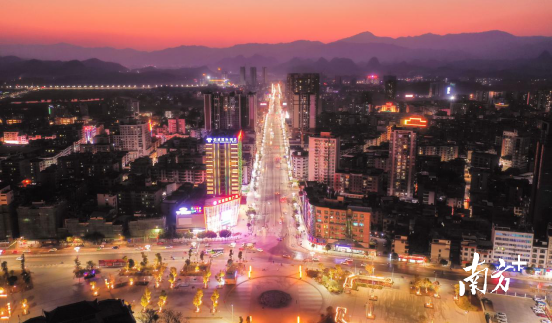 華燈初上。曾亮超 攝