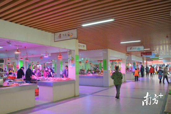 “美顏”升級(jí)后的肉菜市場(chǎng)。張曉欣 攝