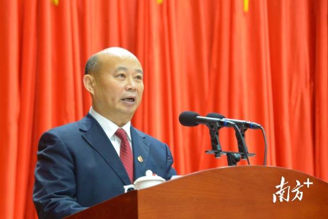 市政協(xié)黨組成員、副主席陳儀寧向大會報(bào)告五年來提案工作情況。張曉欣 攝