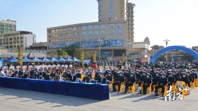 相關(guān)政府機(jī)關(guān)單位、行業(yè)代表、師生代表、市民群眾等參加活動(dòng)。張曉欣 攝