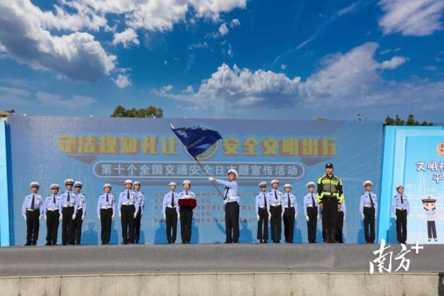 少年交警隊(duì)授旗儀式。廖劍鋒 攝
