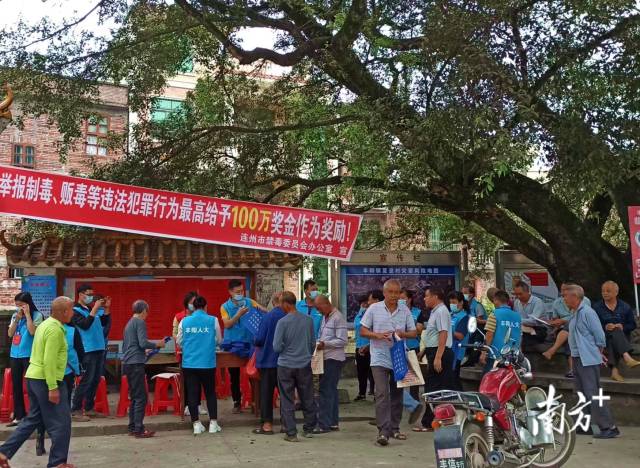 豐陽鎮(zhèn)人大代表在夏湟村的榕樹下舉行“微講堂”，用當(dāng)?shù)胤窖韵蛉罕娭v述毒品危害。通訊員供圖