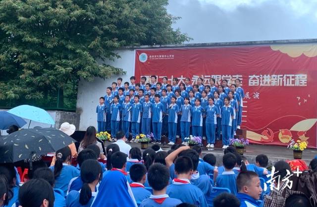 九陂鎮(zhèn)中心學(xué)校開展藝術(shù)展演活動。