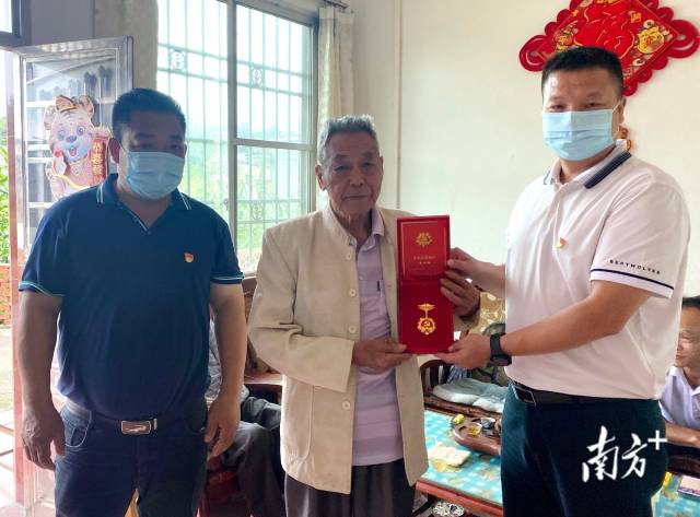 走訪慰問老黨員，并送上“光榮在黨50年”紀念章。