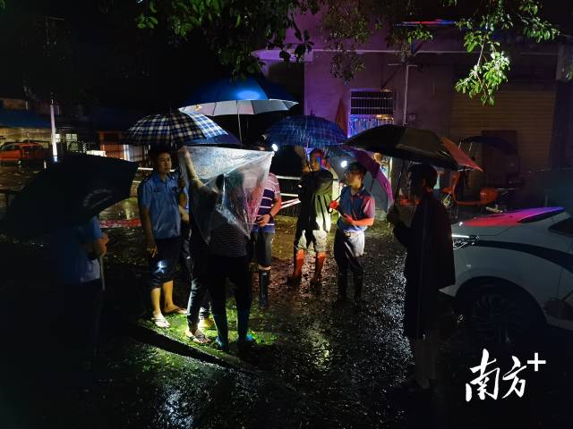 22日凌晨5時(shí)，轉(zhuǎn)移受困群眾。