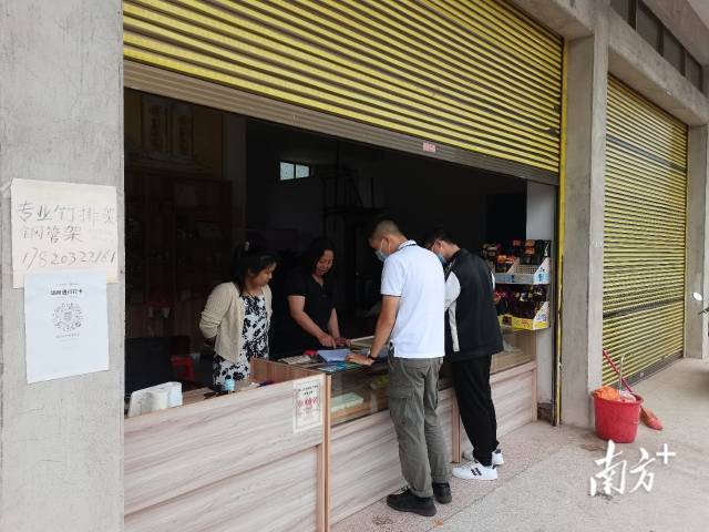 執(zhí)法人員給商家細(xì)致解釋政策。
