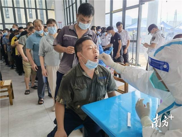 群眾有序排隊開展核酸檢測。