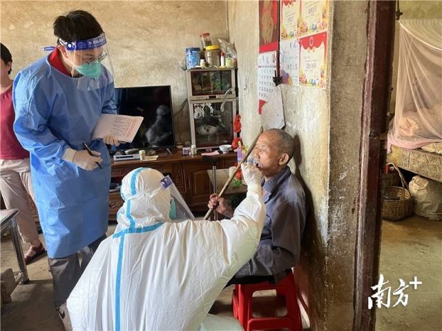 組織力量入戶檢測，全力推進“應(yīng)檢盡檢”。