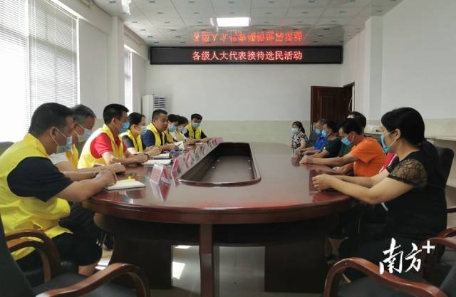 九陂鎮(zhèn)組織各級(jí)人大代表開展統(tǒng)一接待選民日活動(dòng)。