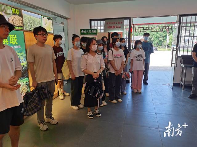 大學(xué)生們實(shí)地參觀了解家鄉(xiāng)經(jīng)濟(jì)發(fā)展。