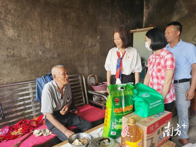 走訪慰問(wèn)。