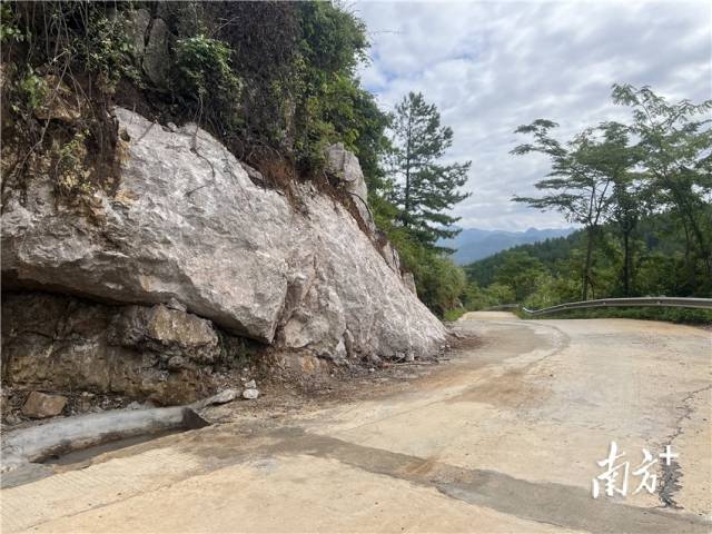 山石被清理后，道路此處的視野變得很是開闊。