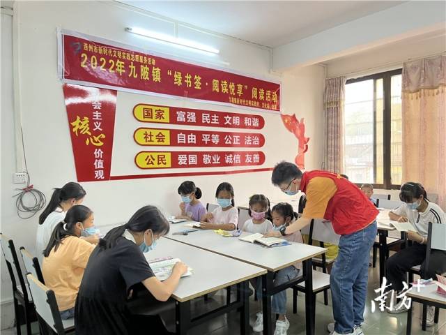 共讀一本好書。