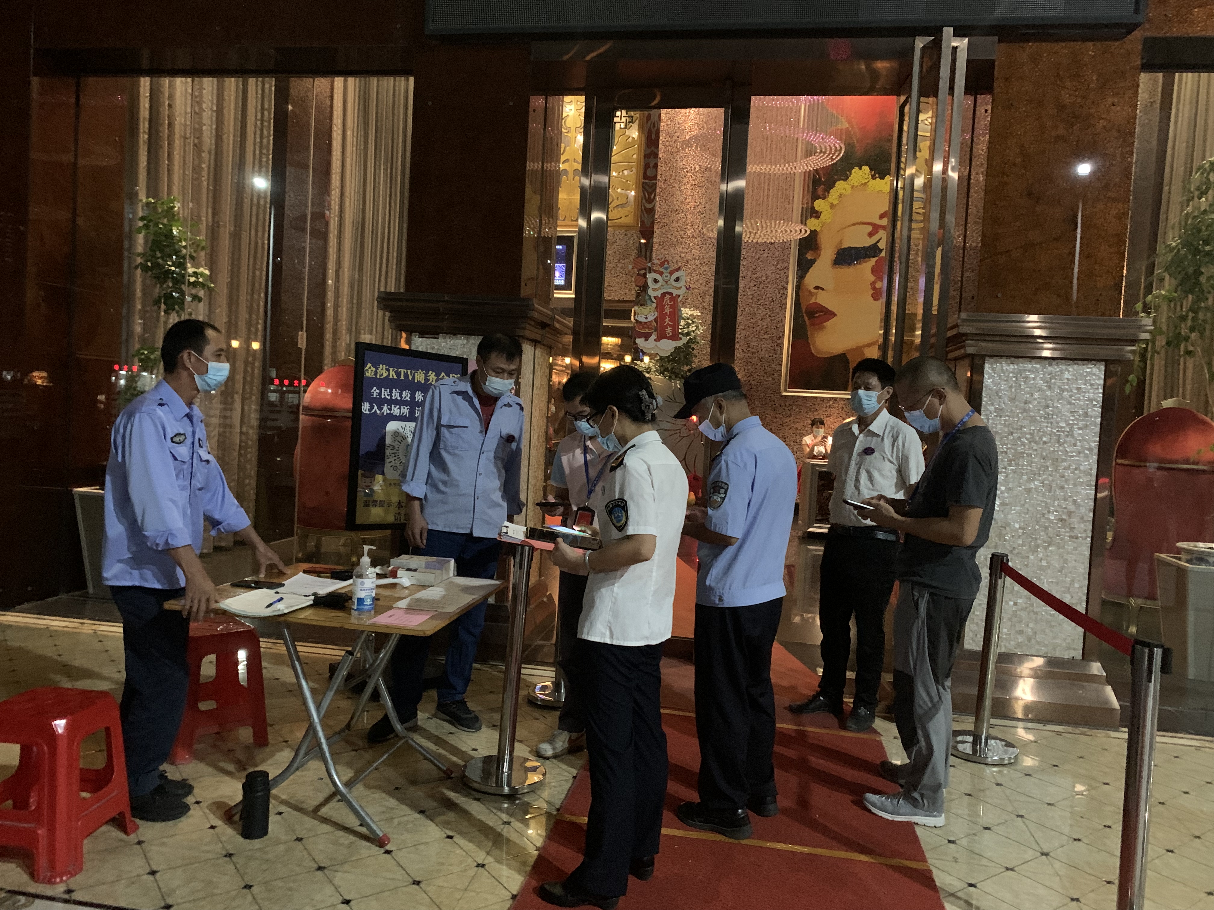 連州市衛(wèi)生監(jiān)督所聯(lián)合市公安局、市文化廣電旅游體育局執(zhí)法人員對(duì)金莎KTV商務(wù)會(huì)所進(jìn)行督查.jpg