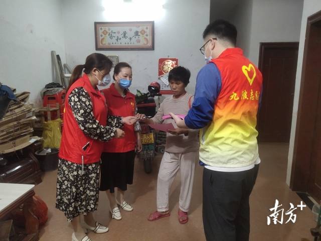 進(jìn)村入戶開(kāi)展森林防滅火宣傳。