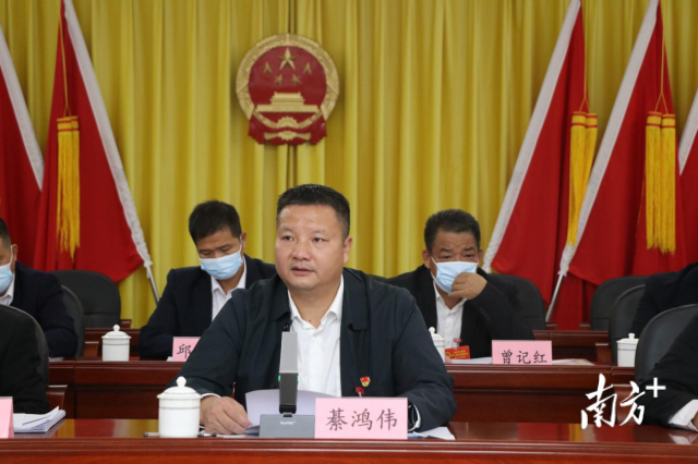連州市委常委、副市長(zhǎng)、九陂鎮(zhèn)黨委書記綦鴻偉作講話。