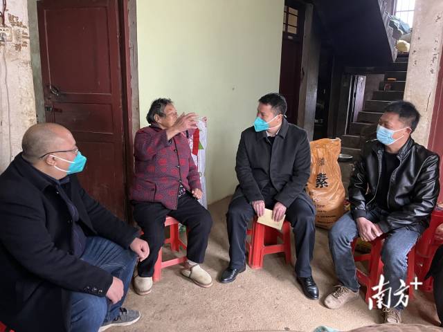 慰問(wèn)老黨員。