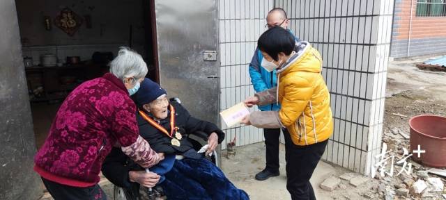 走訪慰問老黨員。