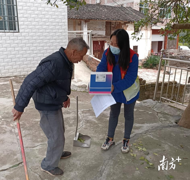 送上防疫健康包。