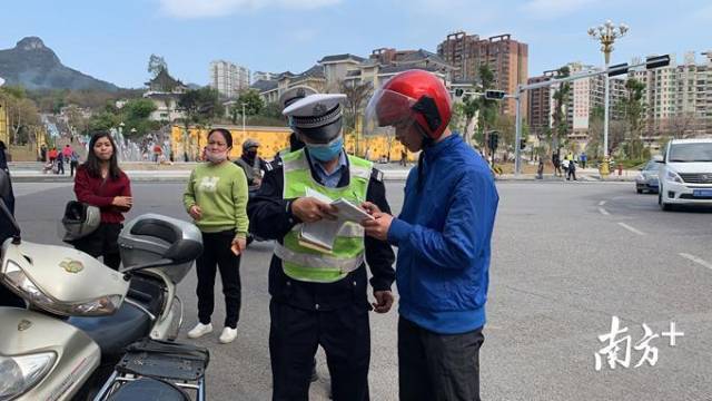 1日，連州交警上路展開專項(xiàng)整治。