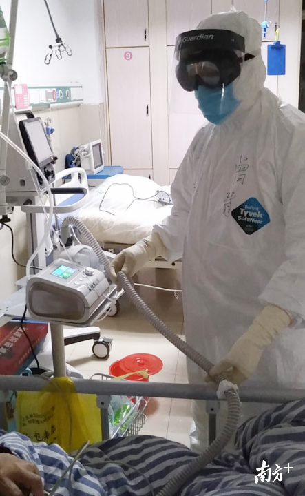 在監(jiān)利縣中醫(yī)院重癥病房工作的曾慧。