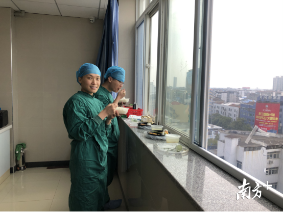 在走廊中就餐。