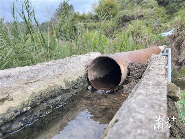 連接兩岸的跨河水渠。