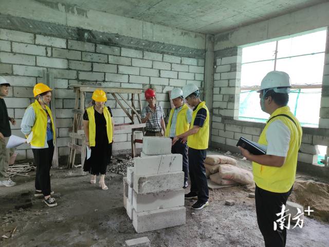 實地查看新建教學樓施工情況。