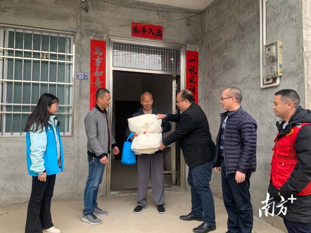 給困難群眾送御寒物資。