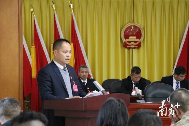 鄭劍鋒向大會(huì)作九陂鎮(zhèn)人民政府工作報(bào)告。