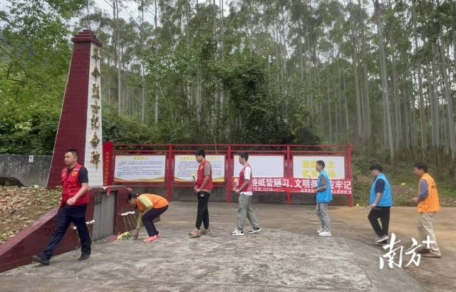 敬獻(xiàn)鮮花。