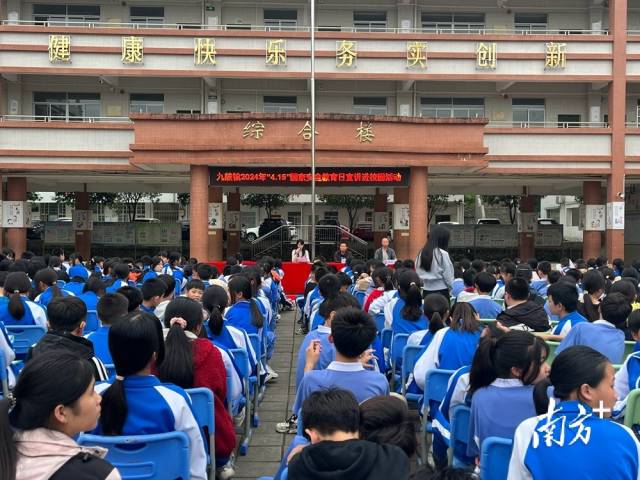 進(jìn)校園宣講。