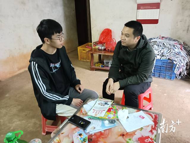 上門指導(dǎo)兵役登記。