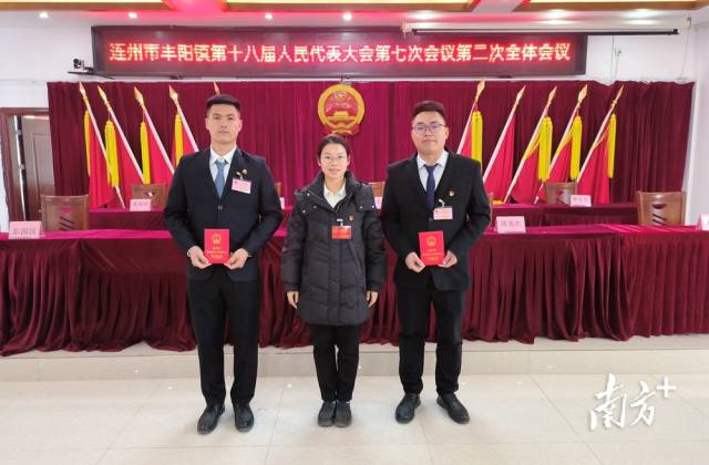 陳穎航為沈偉雄（右一）、陳益（左一）頒發(fā)當(dāng)選證書。