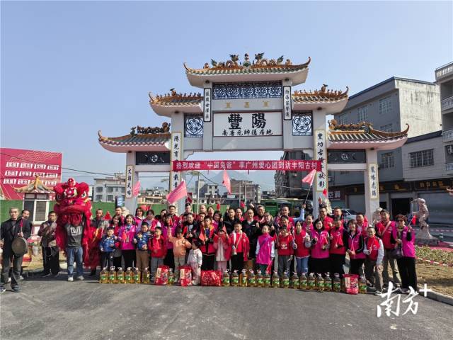 自2016年起，“中國(guó)兔爸”程敏在元旦當(dāng)日都會(huì)雷打不動(dòng)帶領(lǐng)廣州的親子家庭踏上前往連州的愛心之旅。